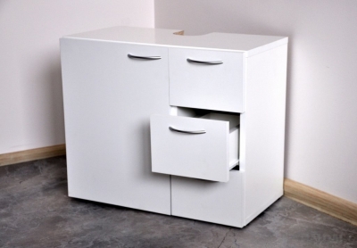 Vonios spintelė su stalčiais